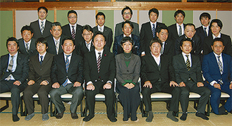 加藤代表（前列左から４人目）、中桐顧問（同５人目）など尊徳ゆかりの人も参加