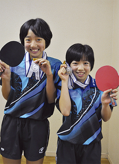 銀メダルを手にする杏花里さん（左）と柚花里さん