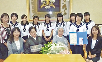 武田会長（右）と生徒たち