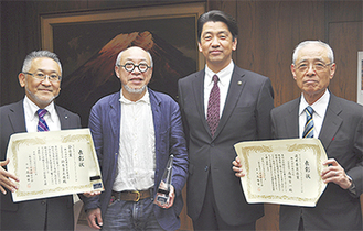 左から鈴木専務、高橋社長、加藤市長、高橋会長