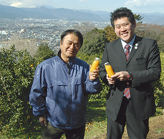 完成したジュースを手に小山田さん（右）と川久保さん