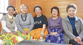 左から原久子さん（76）、中津さん、花田さん、川崎さん、井上道子さん（78）。週に一度集まってフラを楽しむ