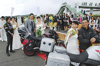 大観山での式典に加わった加藤さん（中央）と井上さん夫妻（左端）