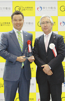 受賞式に出席した古川社長（左）