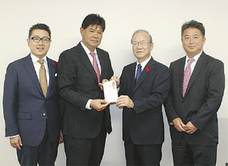 写真左から小澤顧問、加藤雅之取締役、小野社協会長、加藤敏夫取締役