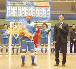 2014年のホーム最終戦で復帰を果たし、花束を贈呈された久光選手