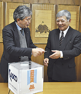古川会長（左）と中戸川洋副会長