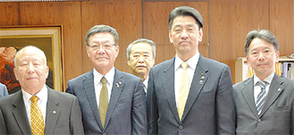 左から馬場会計、瀬戸会長、松下副会長、加藤市長、芥川専任幹事