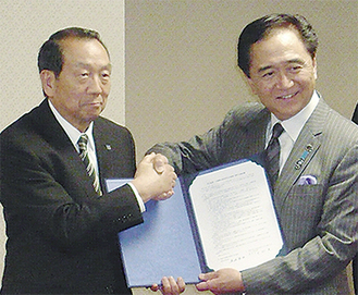 県と協定を交わした片桐理事長（左）