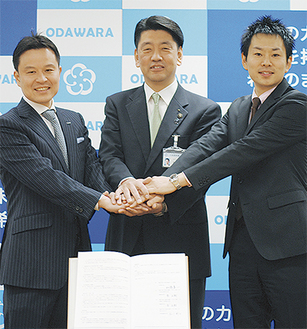 締結式に臨む（左から）古川社長、加藤市長、原社長