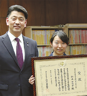 加藤市長から賞状を受け取った鈴木さん（右）