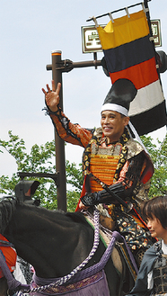 2014年の第50回北條五代祭りで、三代氏康公として騎乗した時の柳沢さん