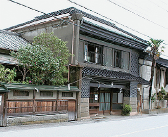 旧東海道沿いの内野邸