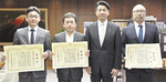 左から小田原衛生工業（井澤業務部長）、サーブ住設（後藤代表取締役）、加藤市長、雅雲（小川代表）