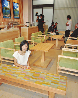 かまぼこ板を使ったベンチとデザイナーの伊藤さん