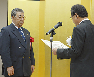 表彰を受ける川久保会長（左）