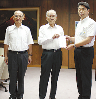 杉崎勲会長（中央）と大友昭夫副会長（左）
