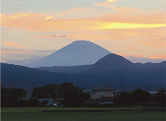 小田原市鬼柳からみた夕暮れの富士山と矢倉岳