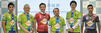 ECHOが支援する湘南ベルマーレフットサルクラブの選手（両端）と蓑宮社長（右から3番目）ら