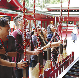 箱根神社で鐘を鳴らす交流生たち