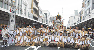 山鉾巡行に参加した外郎武さん（前列右から3番目）。後ろに蟷螂山＝７月17日