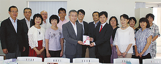 山本協会長（中央左）に目録を渡す木村会長