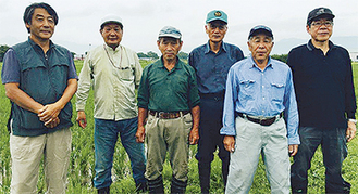 めだか米を作付している「おだわら農人めだかの郷」のメンバー。左端が「桑原めだか米の会」代表の山田さん