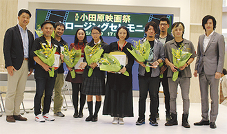 合田委員長（右端）とショートフィルム、小田原ＰＲ動画の表彰者たち（左5人目から西村さん、中澤さん、木部さん）