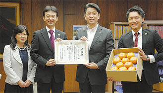 外郎社長（左二人目）と治郎柿を持つ同社社員の桑島さん（右端）