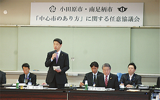 会議冒頭説明する加藤小田原市長（左）