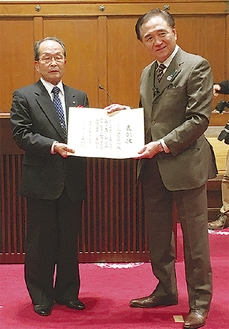 黒岩祐治県知事（右）から表彰状を受ける川田社長