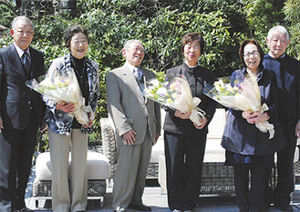 左から飯塚雄三さん、貴代美さん、武弘さん、稔子さん、トミ江さん、文弘さん