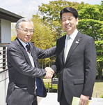 握手する本間所長（左）と加藤市長