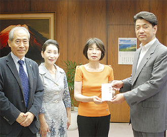 市長に寄付金を手渡す古藤副団長（右から2人目）
