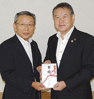 目録を手渡す椎野武理事長（左）と加藤市長