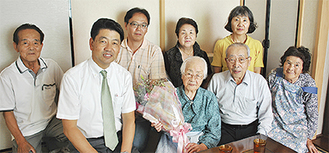 遠藤さん（中央）を加藤市長や家族らが祝った