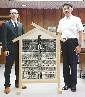 加藤憲一市長（右）に板番付を贈る杉崎尚人理事長