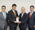 左から小澤顧問、加藤雅之社長、社協の小野会長、加藤敏夫社長