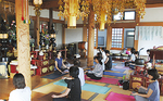 蓮華寺で毎週開催されるヨガ教室
