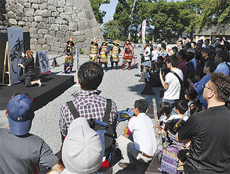 小田原城本丸広場で墨絵のライブパフォーマンスを見るツアー参加者ら