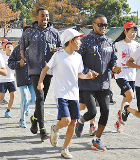 エリトリアの選手と校庭を走る児童たち