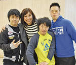 待寺さん（中央右）と牧野さん（中央左）、チームのメンバー