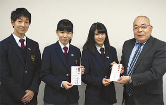 生徒会メンバー（左から）後藤大輝君、篠原美里さん、青木会長
