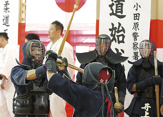 各課団体戦で雌雄を決した武道始式。打ち込みと受けが「武」をなす剣道の試合の一幕