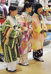 （左から）高橋さん、小島さん、國見さんは着物姿で接客