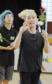指導する舞踏家の大野慶人さん