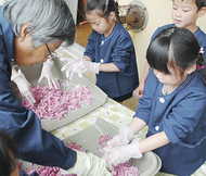 小さい手でギュッギュッ