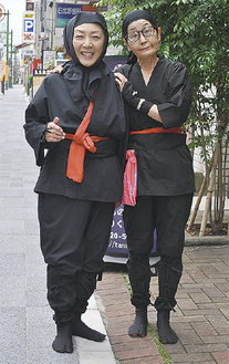 忍者姿で歩く磯村さん（左）