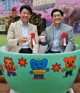 カップに座る加藤市長（左）と杉山会長