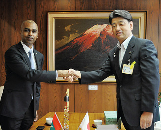ウェイス大使（左）と加藤市長